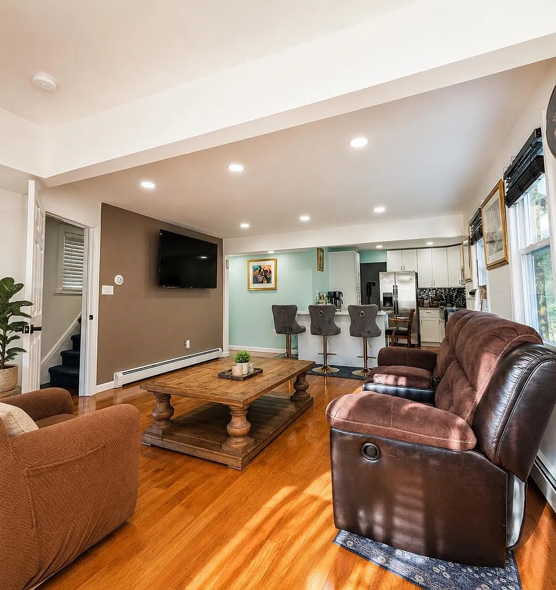 3 bed, 2.0 bath, 1562 sqft, $4,000 — Photo 3