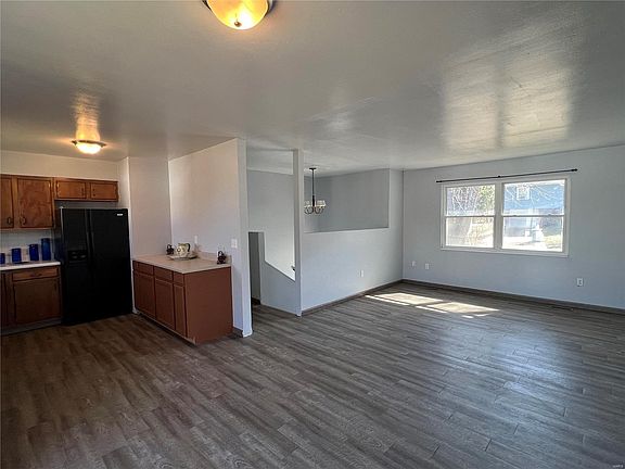 4th image of 1102 Louise St