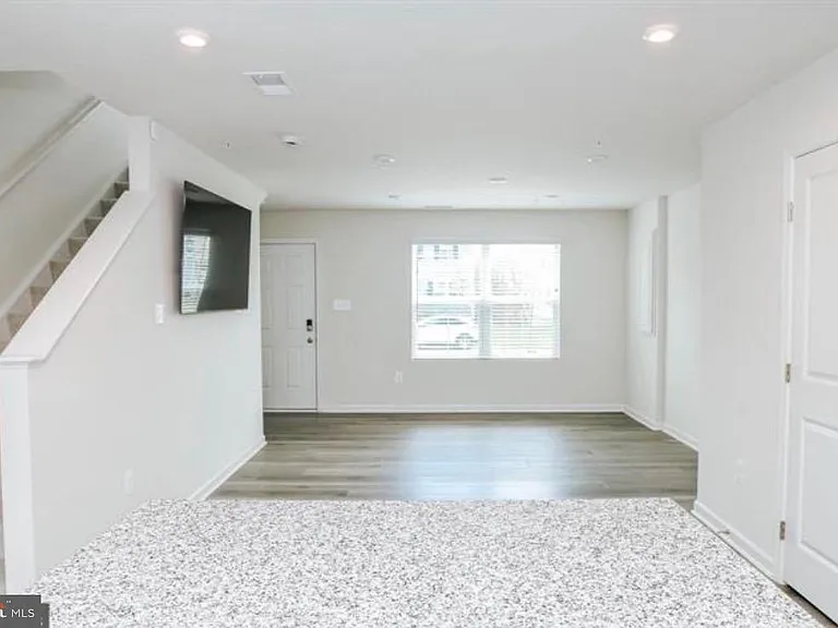 118 Charlotte St — Photo 11