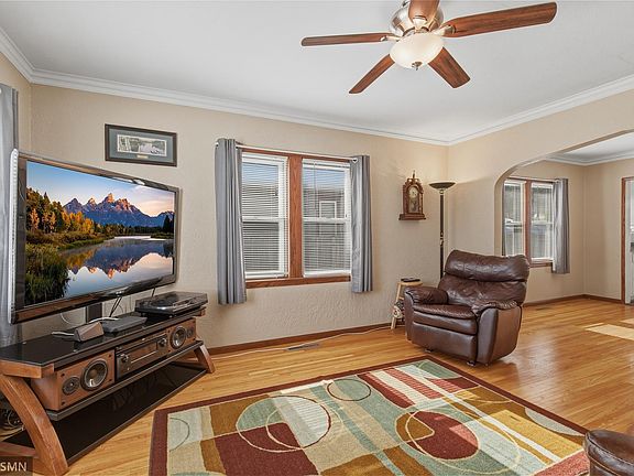 4th image of 1067 Robert St S
