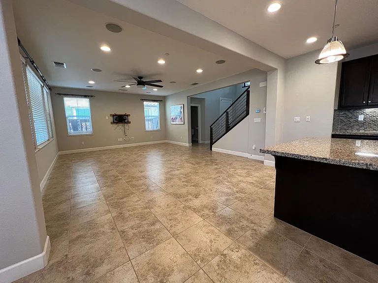 379 W Beckman Ct — Photo 6