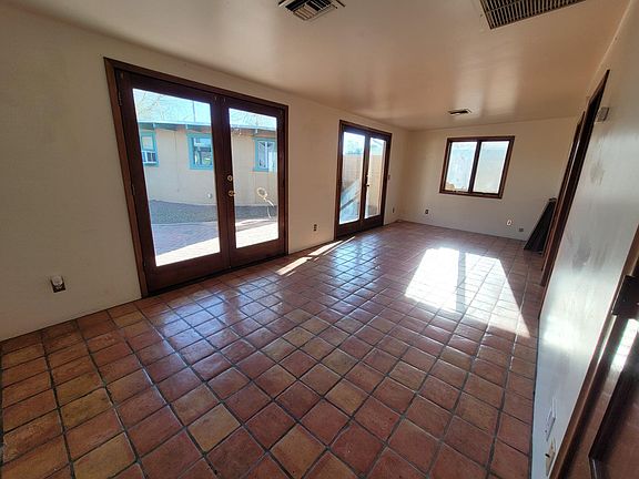 4th image of 3108 E Towner St #1