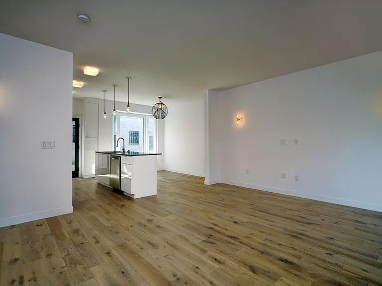 109 N Flores St #109 — Photo 8