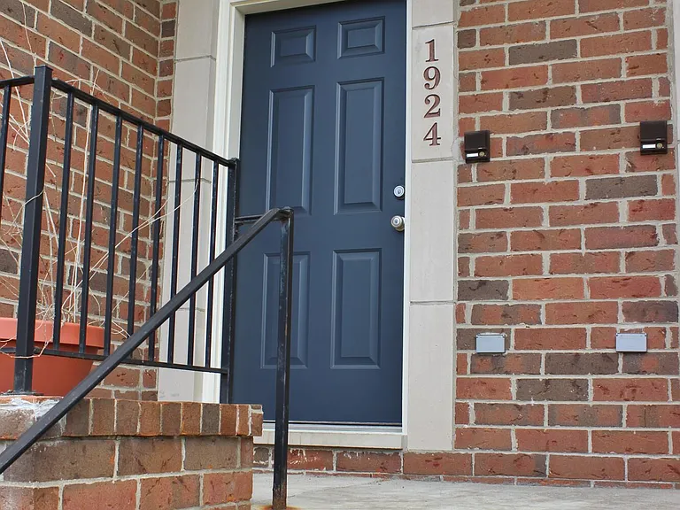 1924 Lindsay Ln — Photo 3