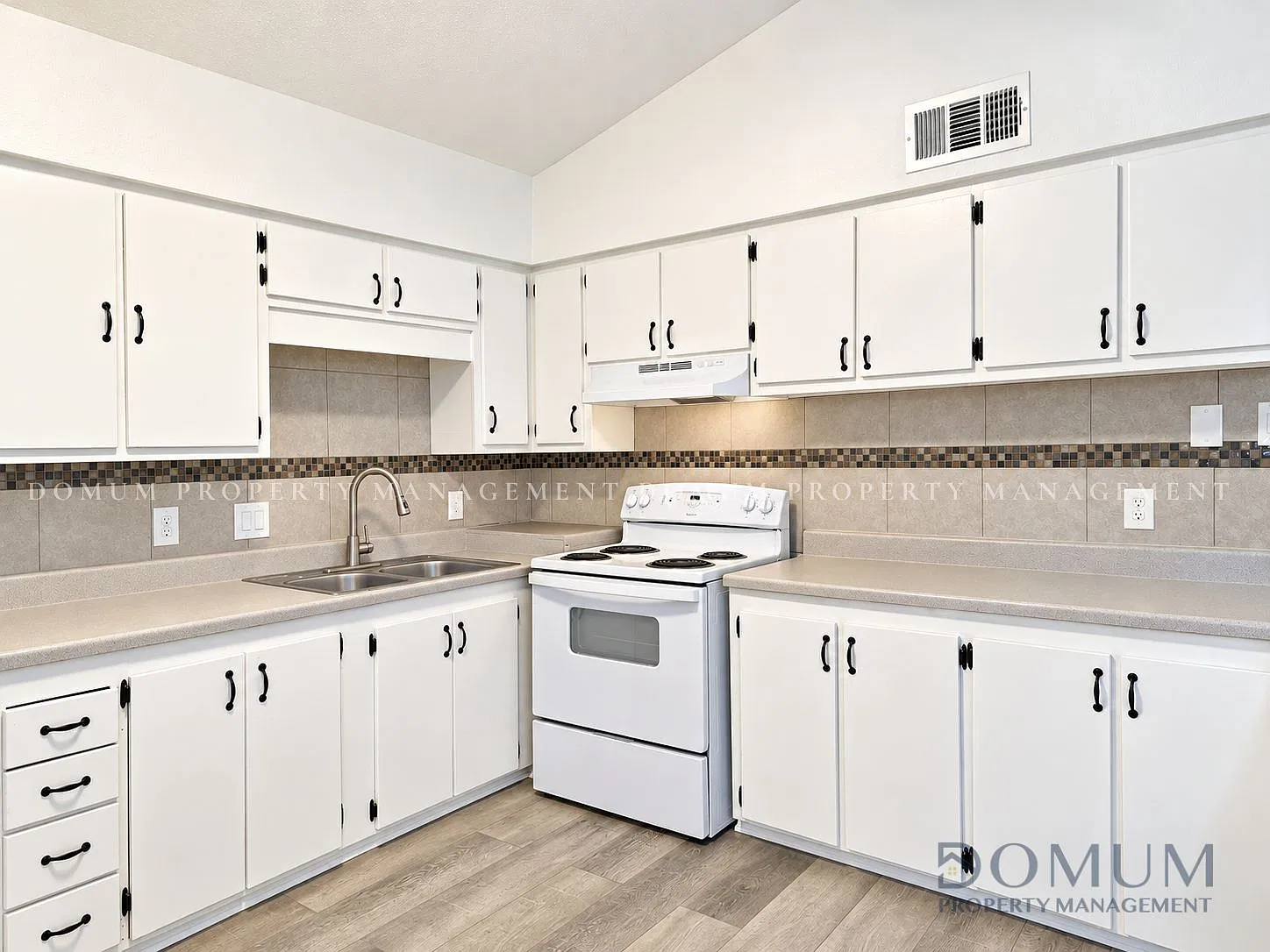 2419 Vine Avenue - D — Photo 2