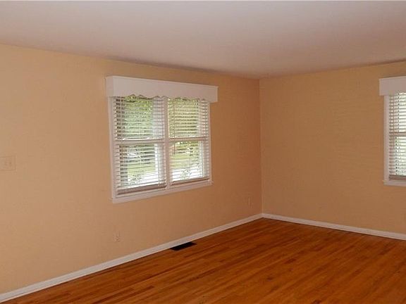3rd image of 2612 Robin Hood Dr