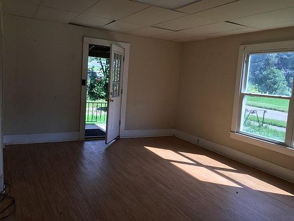 2nd image of 122 Broad St