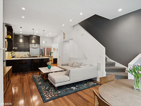 4th image of 816 Hinman Ave Unit 3