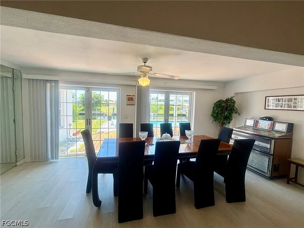 4 bed, 2.0 bath, 1749 sqft, $2,600 — Photo 2