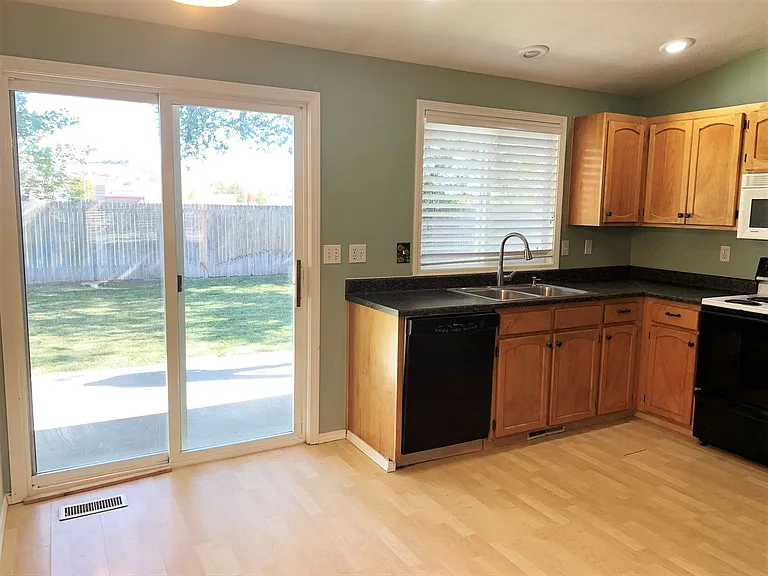 6902 N Prescott Ave — Photo 7