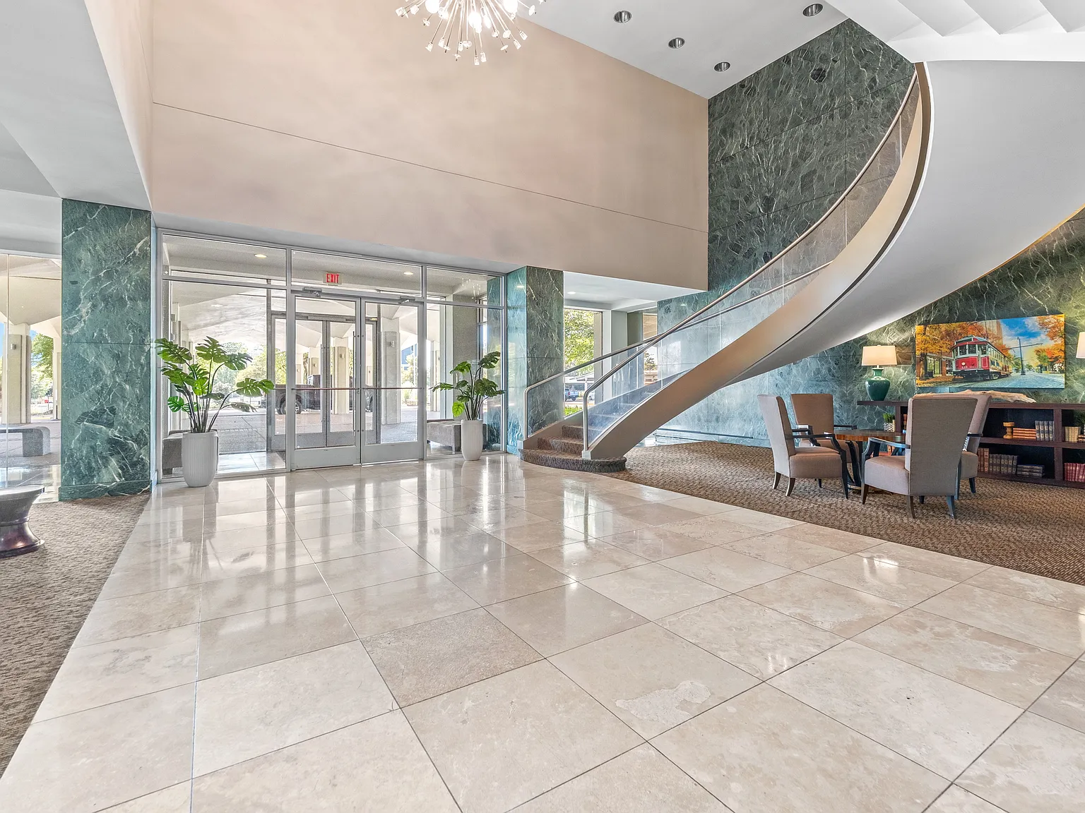 655 S Riverside Dr — Photo 2