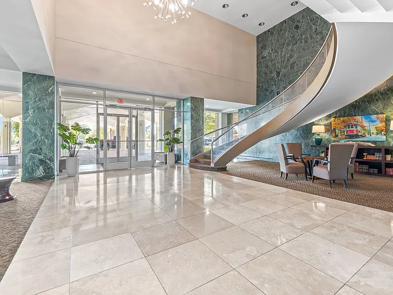 655 S Riverside Dr #104 — Photo 2