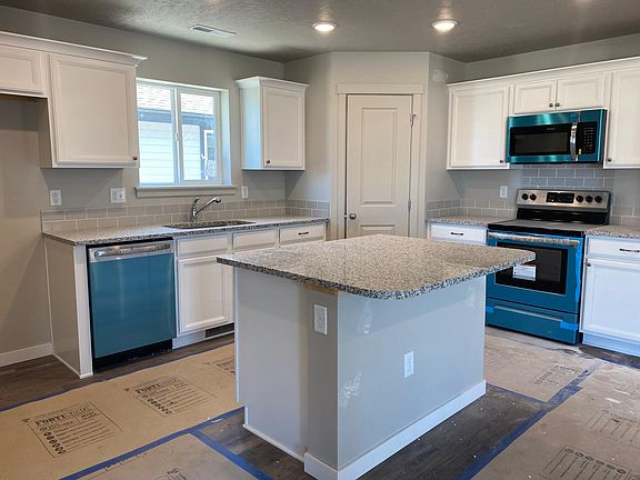 Kitchen (stainless steel appliances)
