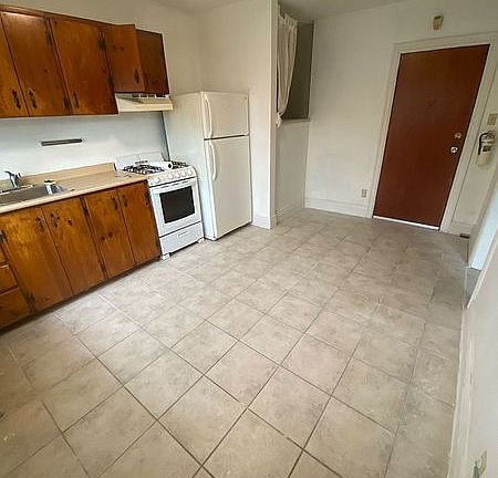 2nd image of 35 Lansdowne Ave #2