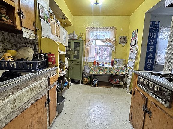 2nd image of 946 E 215th St