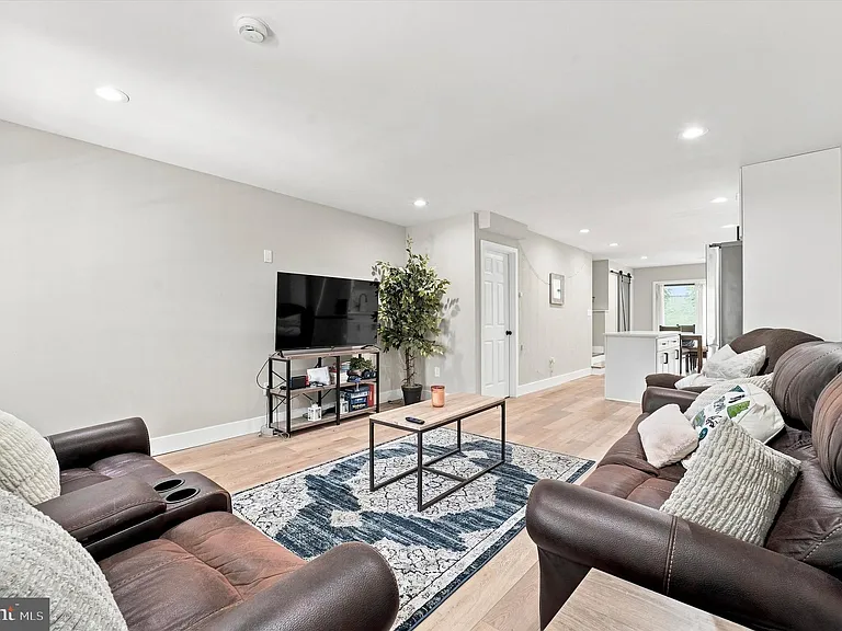 126 W Hector St — Photo 6