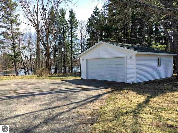 3rd image of 3260 E Long Lake Rd