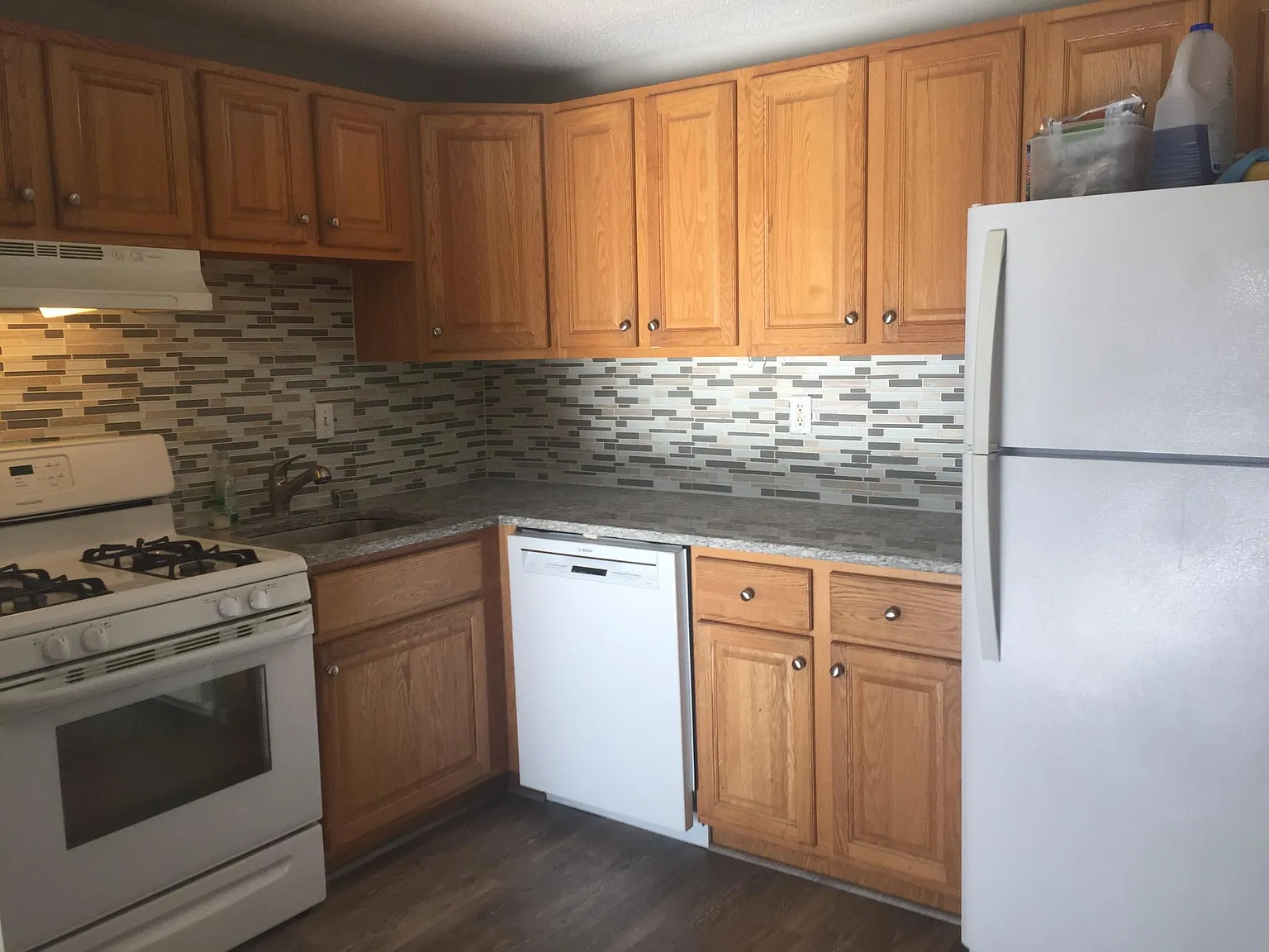 215 Mammoth Rd — Photo 3