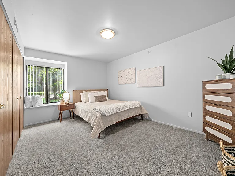 Beautiful bedroom in 2 Bedroom Apartment in Kalamazoo