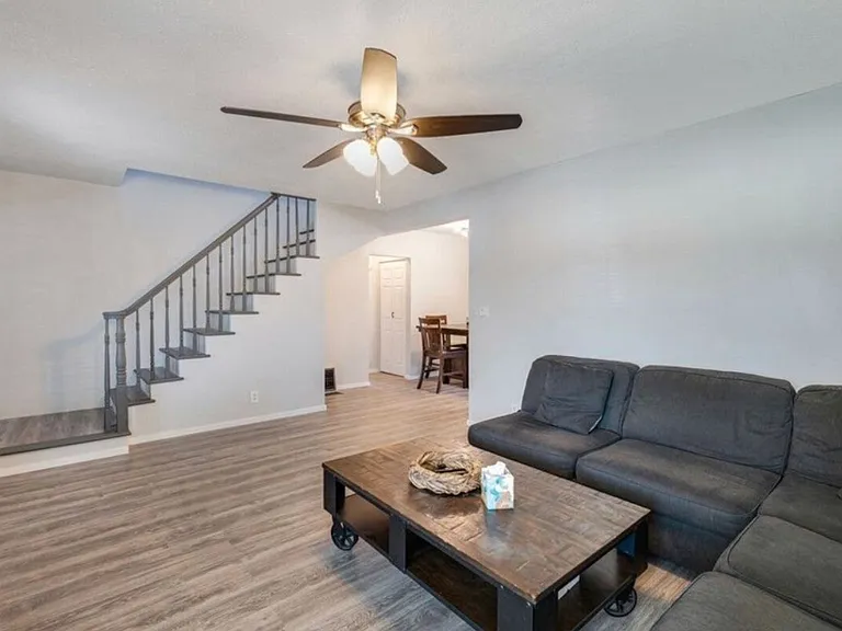 6008 Dunrobin Ave — Photo 2