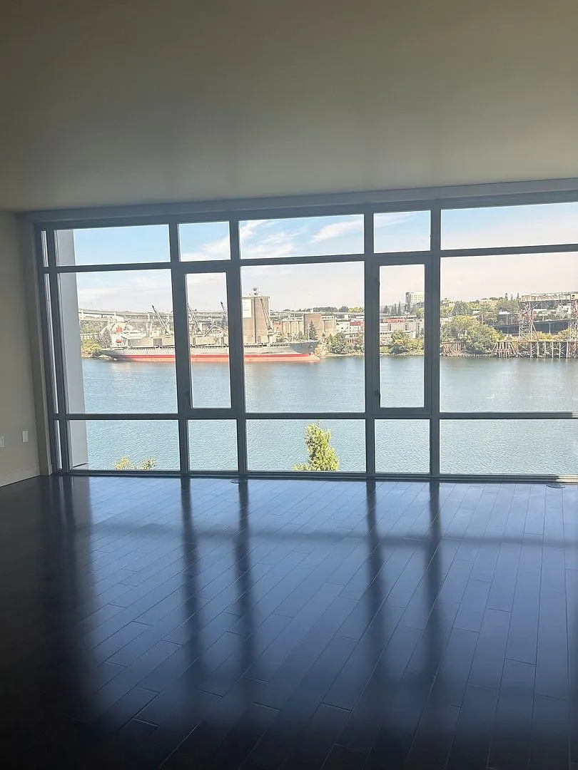 Waterfront Pearl Condo with Sweeping River & Bridge Views — Photo 3