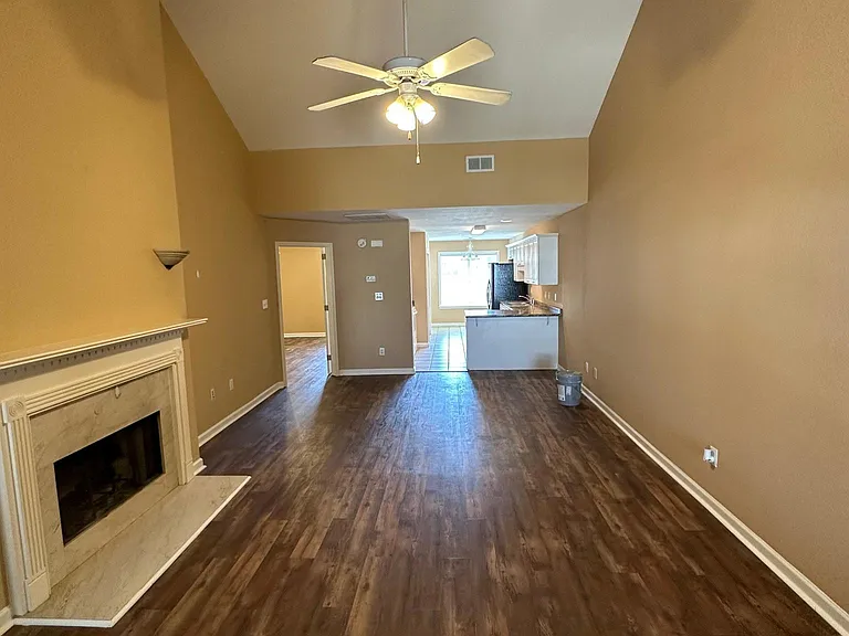 1405 Hillsboro Ln — Photo 2