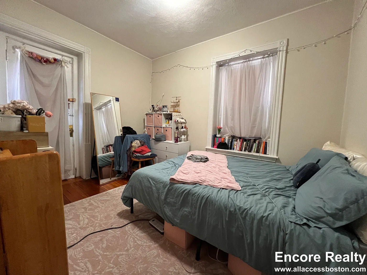 3 bed, 1000 sqft, $3,000 — Photo 2