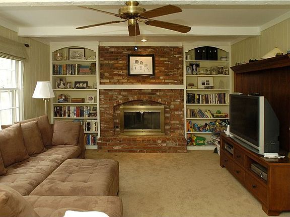 Great Rm- Fireplace, ceiling fan, Built-in bookcases