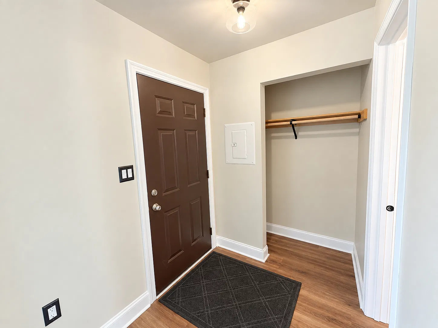 3 bed, 2.5 bath, 1157 sqft, $2,200 — Photo 2