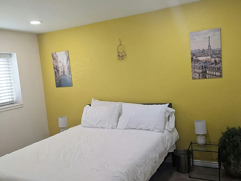 Bedroom 1 (w/queen bed)
