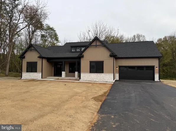 40 Stormfield Dr W, Martinsburg, WV 25404