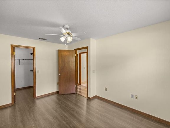 2nd bedroom has walk in closet