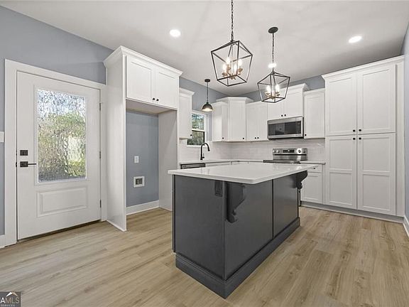 5th image of 149 Woodridge Cir
