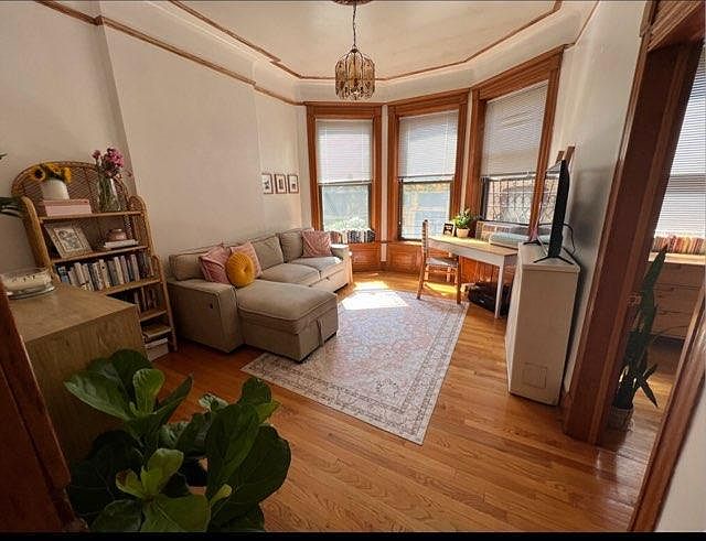 The bay windows bring in plenty of light.