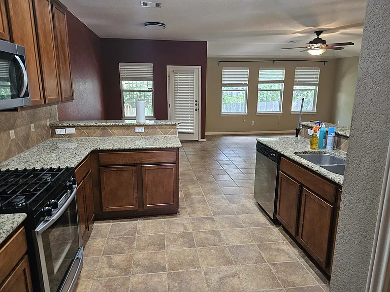11208 Friendship Dr — Photo 4