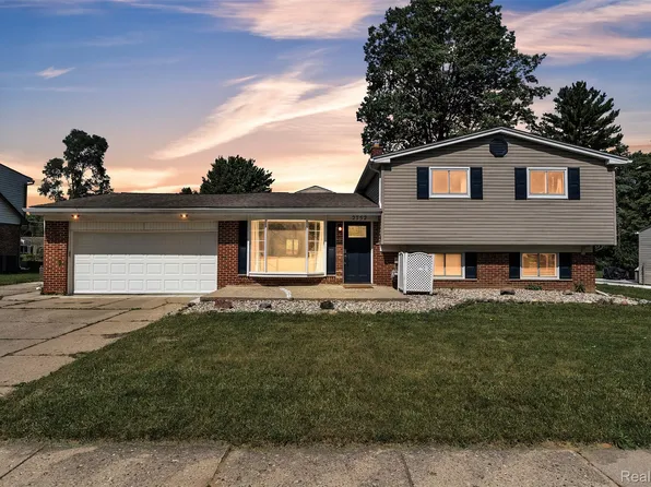 2752 Red Arrow Dr, Commerce Township, MI 48382