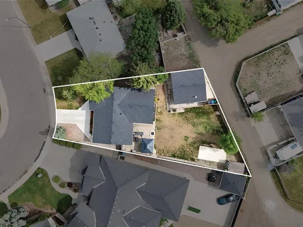 613 W 33rd St S, Lethbridge, AB T1J 3V8