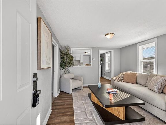 4th image of 429 NE 42nd St