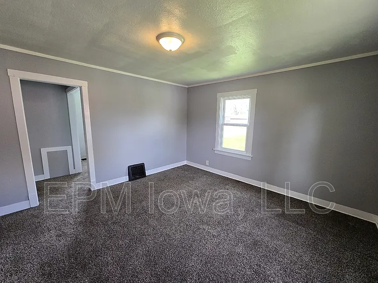 609 1st St W #D — Photo 16