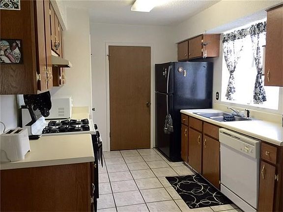 2nd image of 303 Holliday Ct