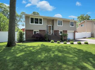 47 Oakwood Hills Dr, East Islip, NY 11730