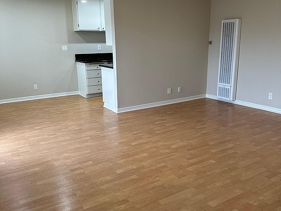 3rd image of 3907 La Crescenta Ave APT 208