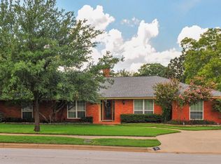 21 Country Club Ct, Pantego, TX 76013