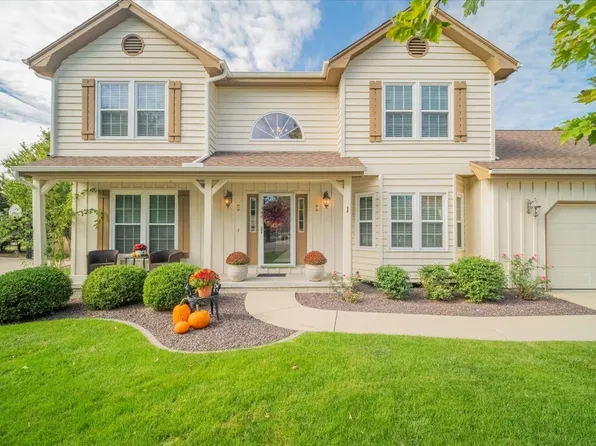 1 Cove Pointe Ct, Bloomington, IL 61704