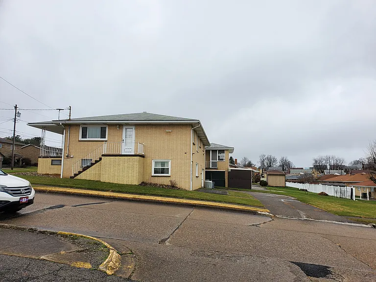 229 Elaine St — Photo 2