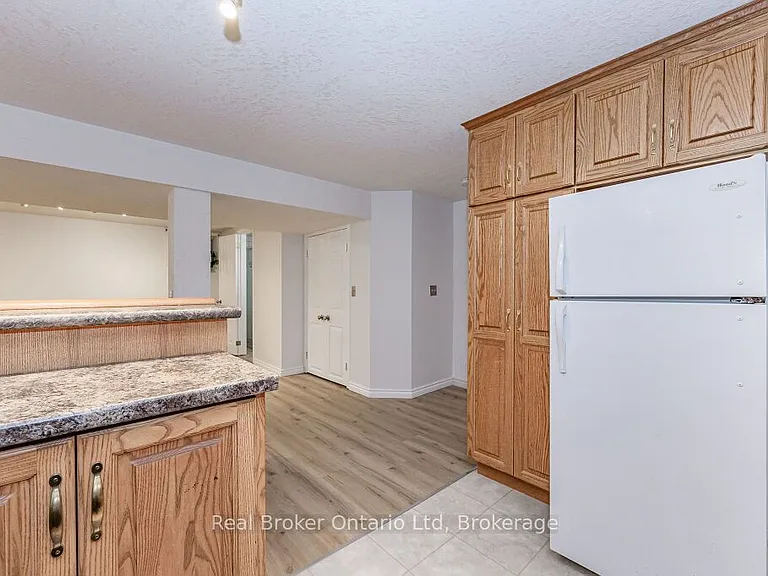 195 Edinburgh Rd S #LOWER — Photo 13