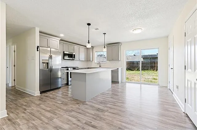 3 bed, 2.0 bath, 1200 sqft, $1,800 — Photo 4