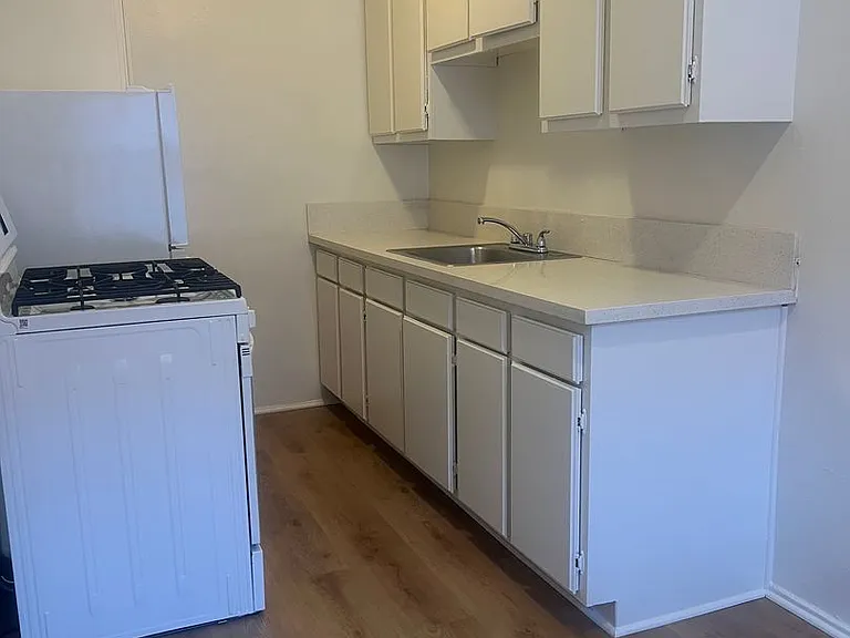 732 S Mansfield Ave — Photo 3