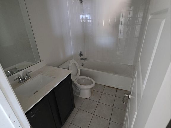 4th image of 920 Philadelphia St