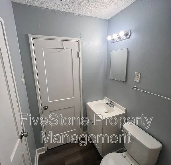 1300 Robin Hood Ln — Photo 14